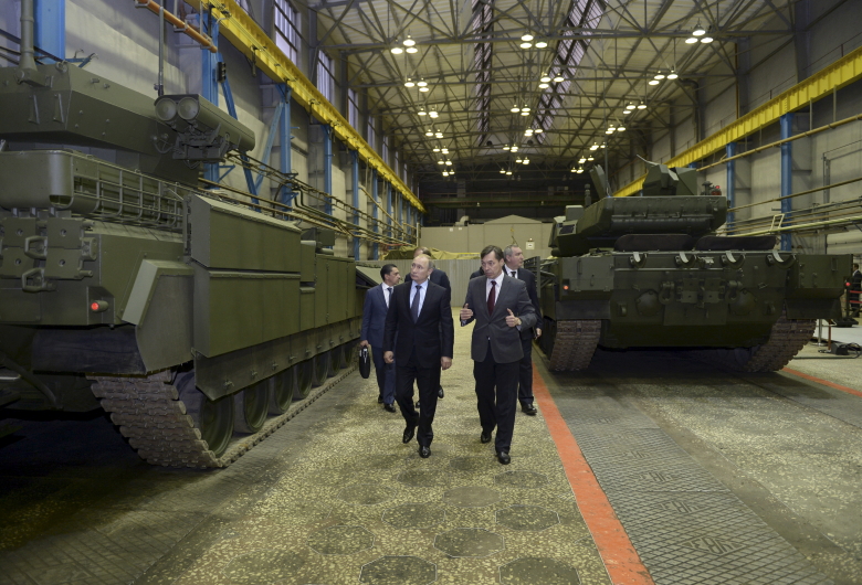 Владимир Путин на «Уралвагонзаводе», где создаются танки Т-14 и БМП Т-15 на базе платформы «Армата». Фото: Alexei Nikolskyi / Sputnik / Reuters