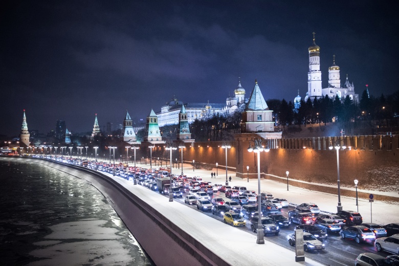 Автомобильное движение на Кремлевской набережной. Фото: Евгений Биятов / РИА Новости