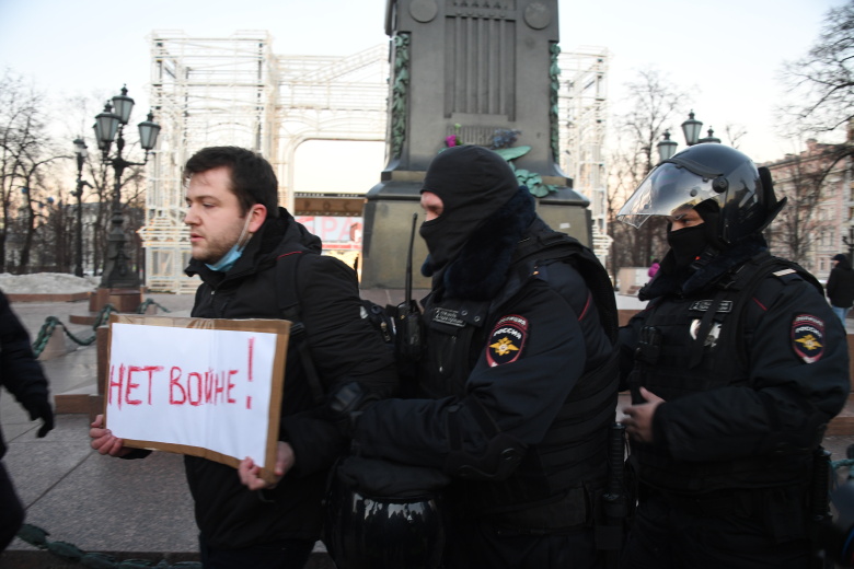 Полицейские задерживают участника антивоенного протеста на Пушкинской площади, 25 февраля 2022 года