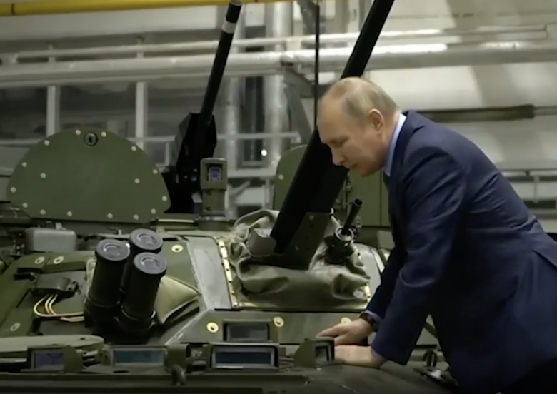 Владимир Путин осматривает БМП в Туле