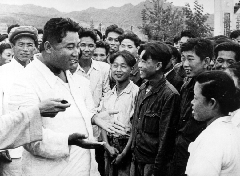 Ким Ир Сен беседует с работниками машиностроительного завода Hichun, 1967. Фото: Hulton Archive / Getty Images