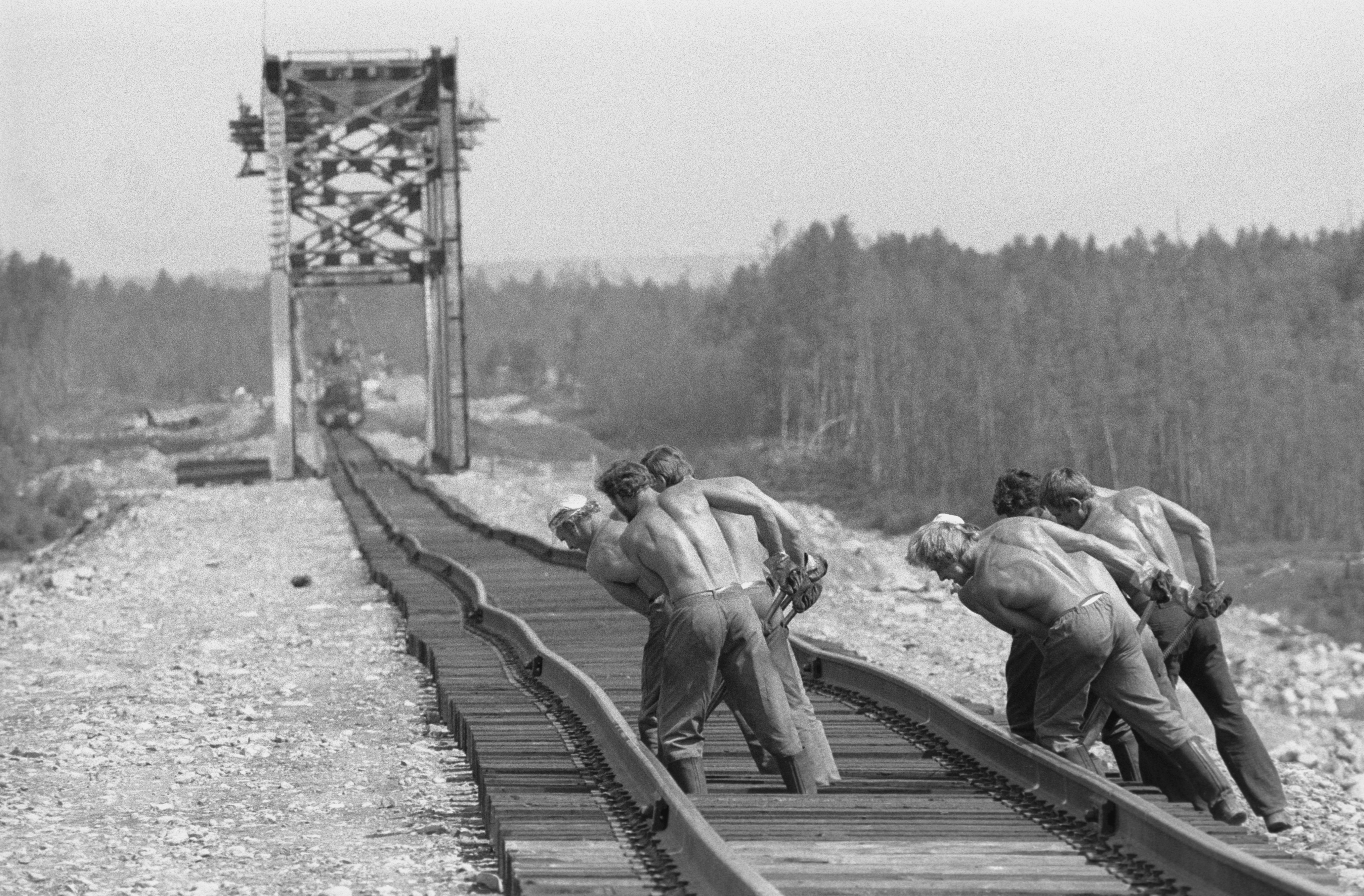 1974 строительство железной. Байкало-Амурская магистраль. Байкало Амурская магистраль СССР. БАМ стройка века. Строительство Байкало-Амурской магистрали.