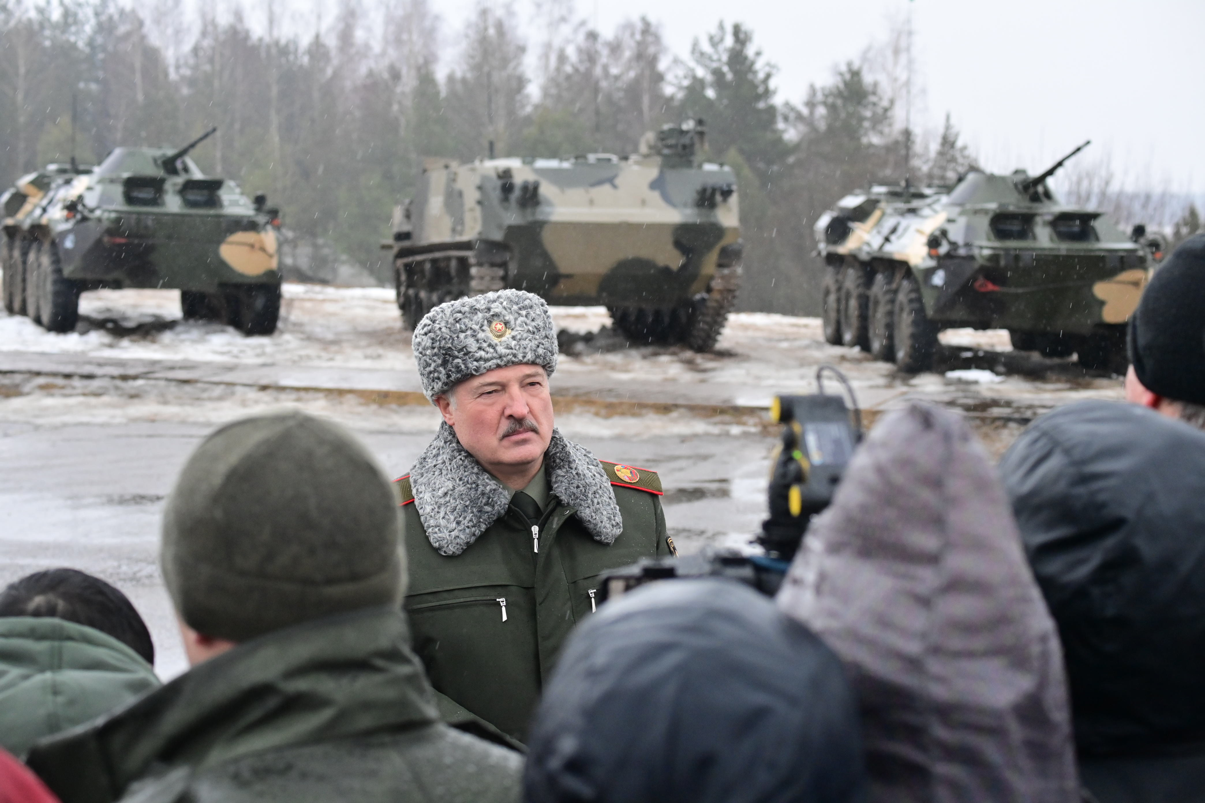 Бердычи обстановка сейчас. Лукашенко в форме учения армии. Российские войска на Украине. Учения Запад 2022.