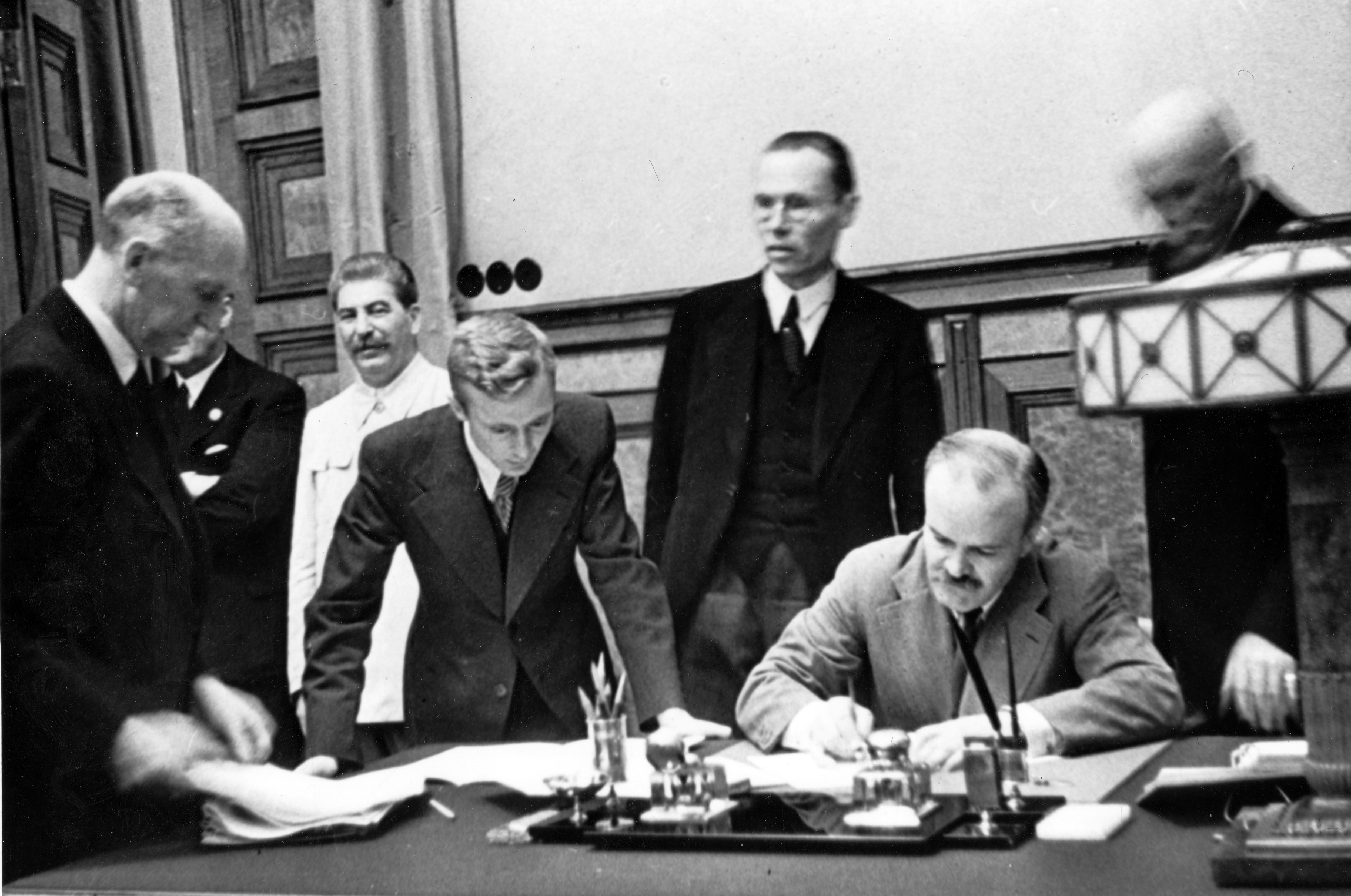 1939 год соглашение. Пакт Молотов и Риббентроп. Подписание Молотов Риббентроп. Молотов-Риббентроп пакт о ненападении. Молотов и Риббентроп подписывают пакт.