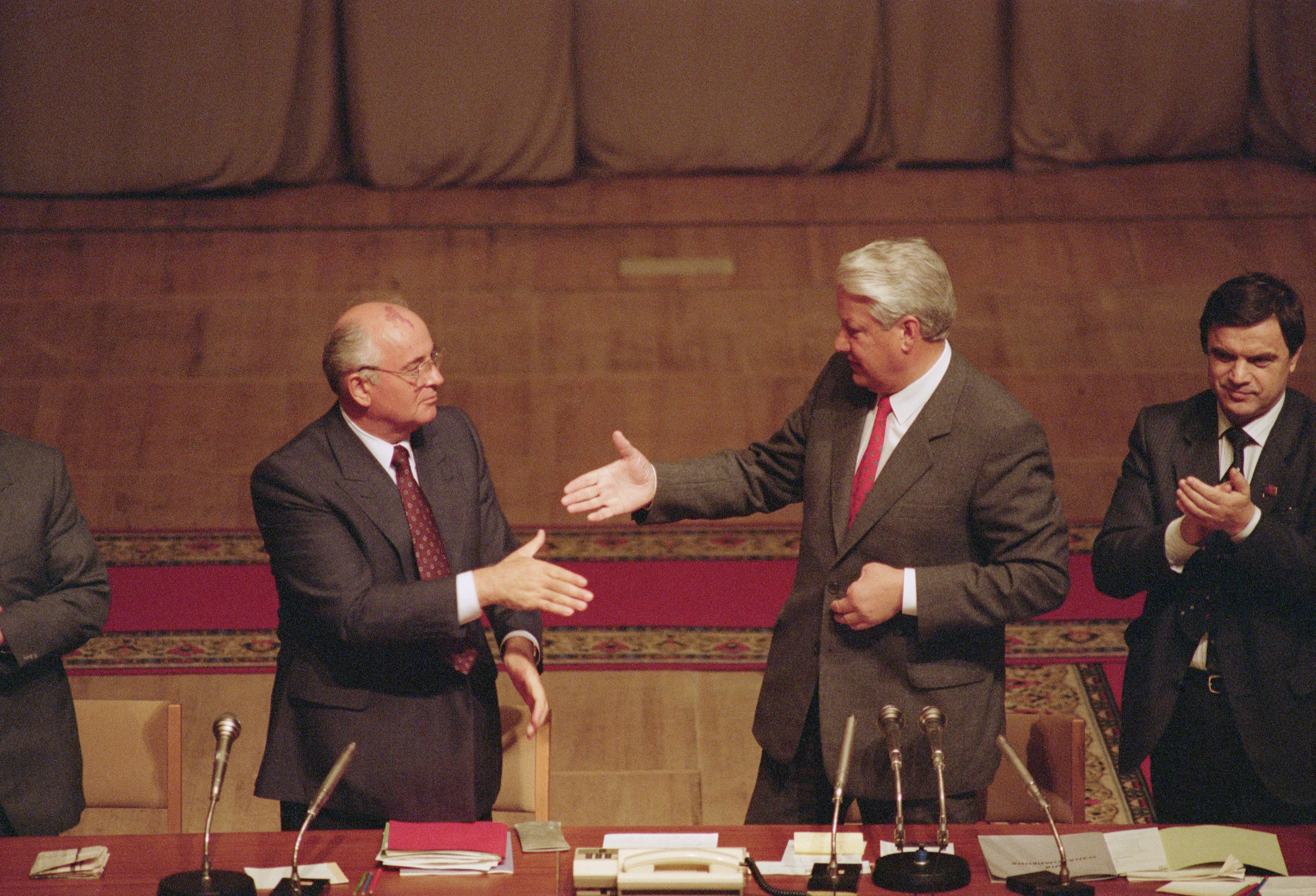 горбачев во время путча. горбачев во время путча. горбачев во время путча. августовский путч 1991 года ельцин. августовский путч 1991 года ельцин.