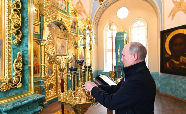 Владимир Путин во время посещения Коневского Рождество-Богородичного монастыря.