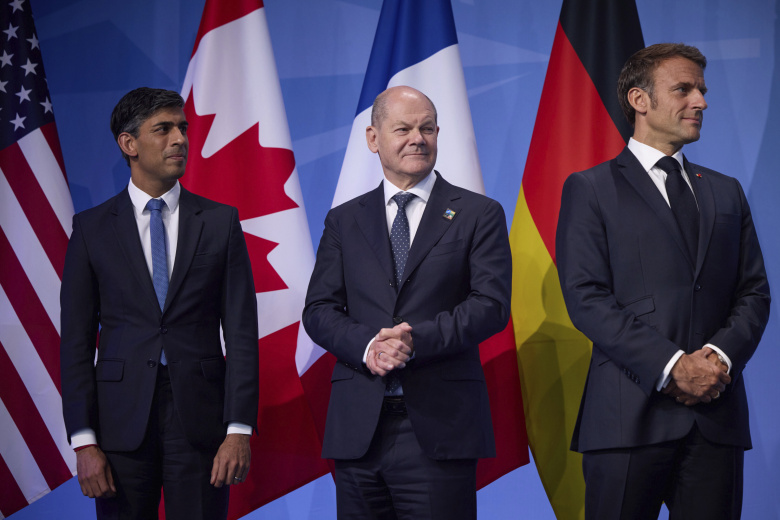 Премьер-министр Великобритании Риши Сунак, канцлер ФРГ Олаф Шольц и президент Франции Эмманюэль Макрон на саммите НАТО