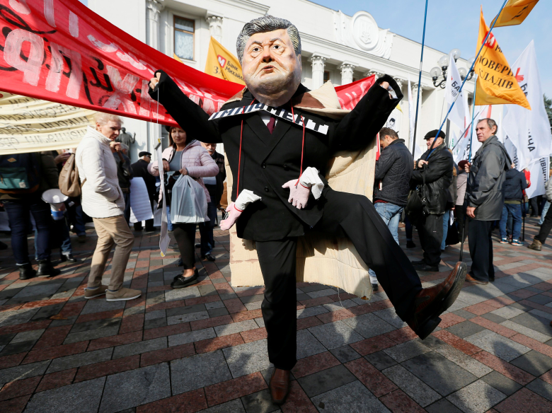 Демонстрация перед украинским парламентом в Киеве. Фото: Valentyn Ogirenko / Reuters