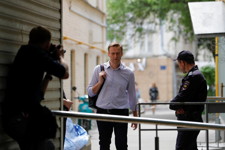 Алексей Навальный перед зданием суда. Фото: Tatyana Makeyeva / Reuters