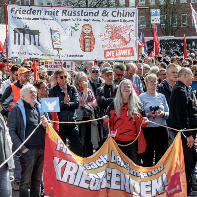 Пропутинский митинг в Гамбурге 10 апреля, прошел под лозунгами: за мир с Россией и Китаем, возврат к международному праву, против НАТО, антироссийских санкций и бойкота РФ