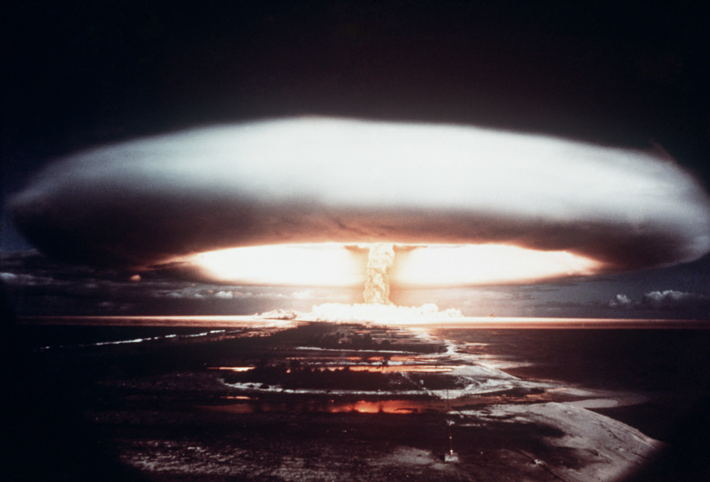 Атомная бомба,  которая была взорвана на атолле Муруроа во Французской Полинезии, 1971 год