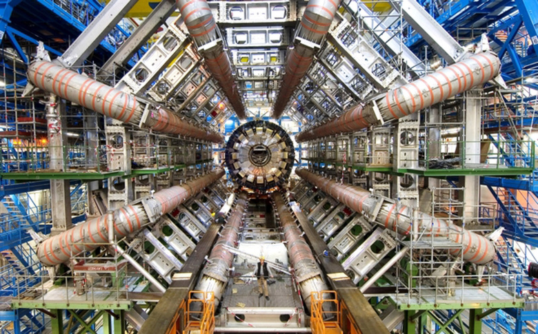 Один из детекторов элементарных частиц Большого адронного коллайдера