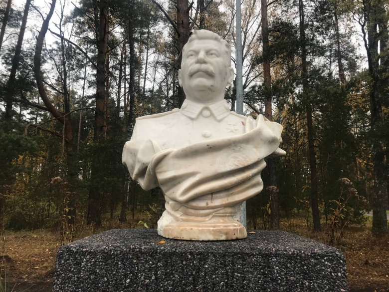 Бюст Сталина в мемориальном комплексе "Медное" памяти жертв политических репрессий 30-50-х годов XX