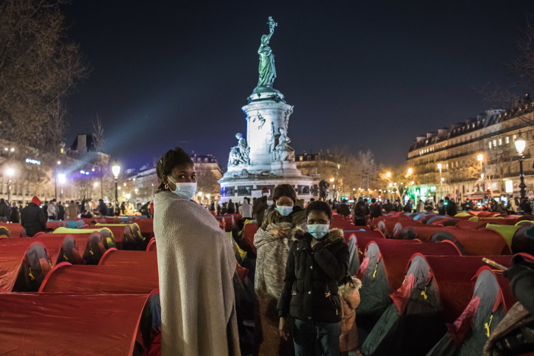 В Париже бездомные установили 300 палаток на площади Республики в рамках акции с требованием достойного размещения. Фото: Christophe Petit Tesson / EPA / TASS