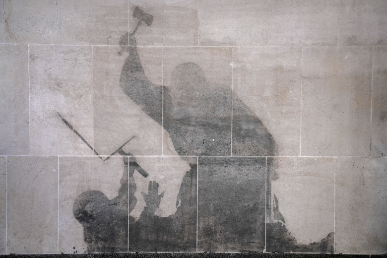 Контуры работы Бэнкси, удаленной со здания Королевского суда в Лондоне, 15 сентября 2025