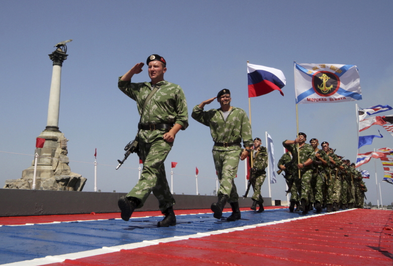 Российские военные на параде в Севастополе. Фото: Pavel Rebrov / Reuters