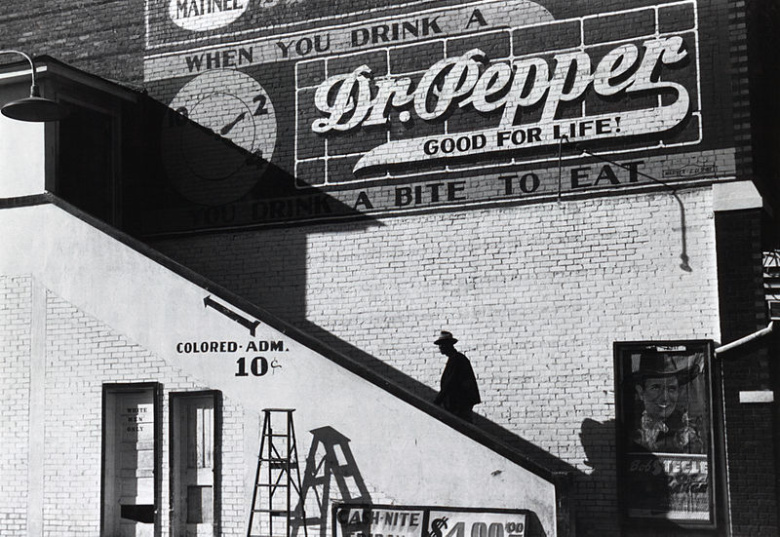 Кинотеатр в Бельцони, штат Миссисипи, октябрь 1939. Зритель-афроамериканец направляется ко входу "для цветных". Гитлер усматривал в расовой сегрегации одну из основ могущества США