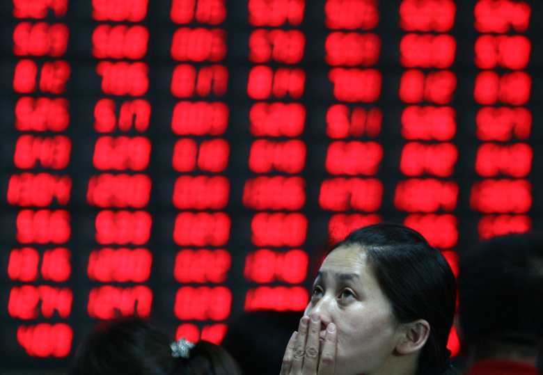 Инвесторы наблюдают за электронным табло на Шанхайской фондовой бирже, Китай