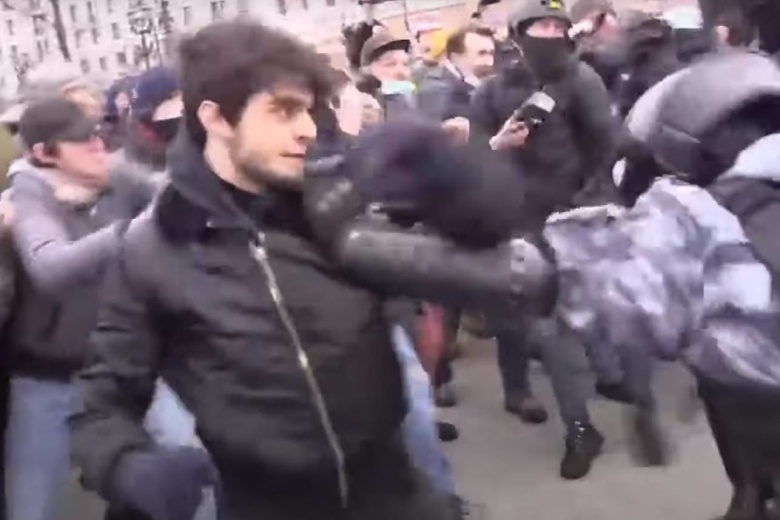 20-летний чеченец бьется с ОМОНом на Пушкинской площади.