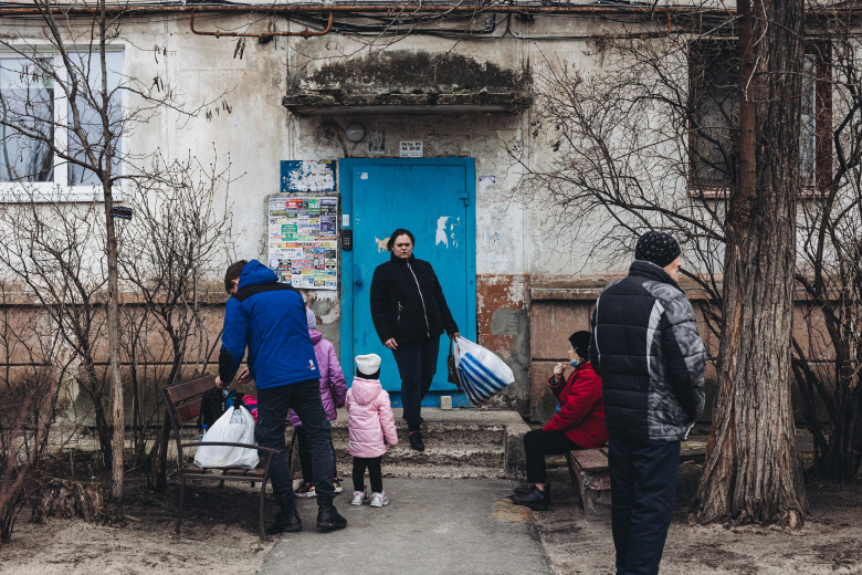 Семья эвакуируется из своего дома в Северодонецке (Луганская область) 24 февраля