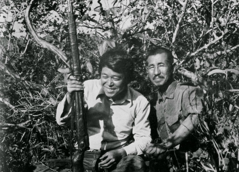 Хироо Онода (справа) и Норио Сузуки в джунглях острова Лубанг 21 февраля 1974 г. Фото, сделанное Сузуки с помощью автоспуска, должно было послужить доказательством, что Онода до сих пор жив.