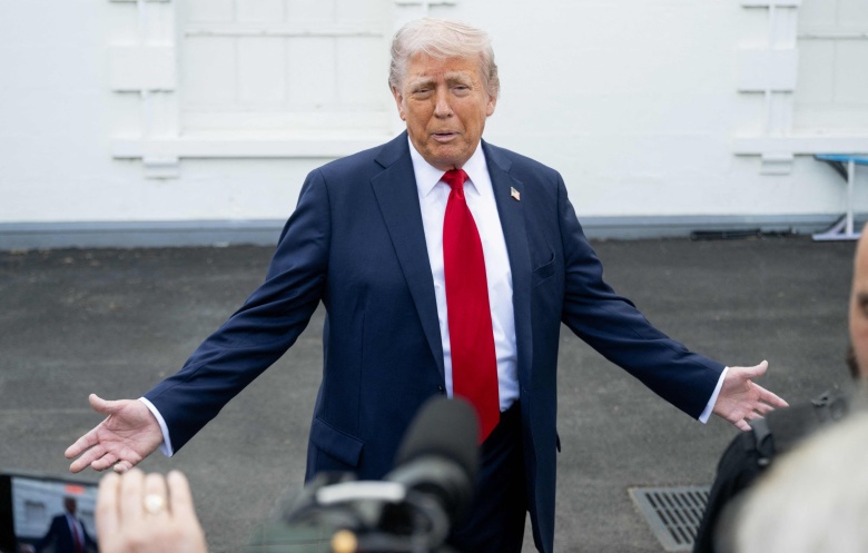 Президент США Дональд Трамп разговаривает с журналистами возле Белого дома в Вашингтоне, округ Колумбия, 23 апреля 2025 года.