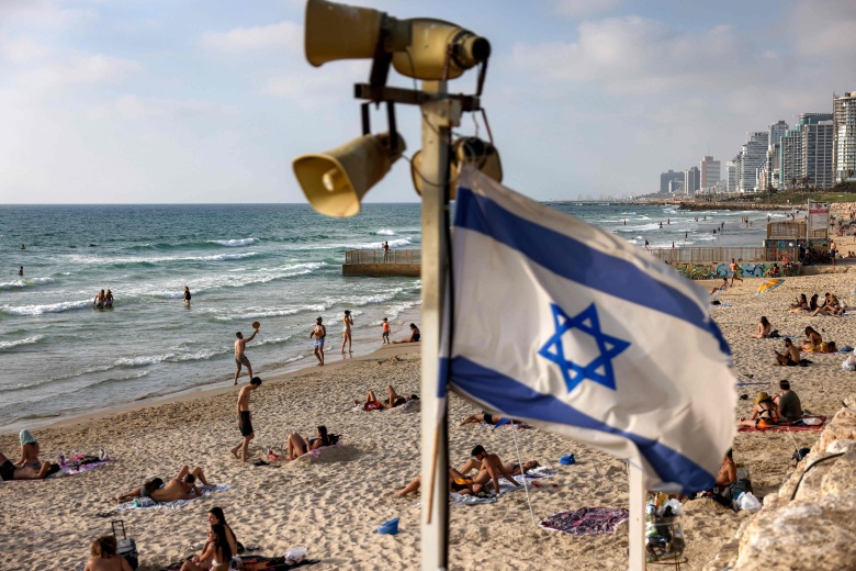 Пляж Тель-Авива во время срабатывания сигнала тревоги, предупреждающей о ракетных обстрелах, июнь 2025 года