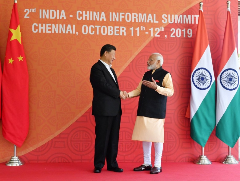 Премьер-министр Индии Нарендра Моди и председатель КНР Си Цзиньпин