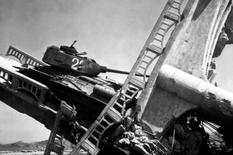 Северокорейский Т-34-85 на мосту, уничтоженном авиацией США, 1950 год. Фото: wikipedia.org