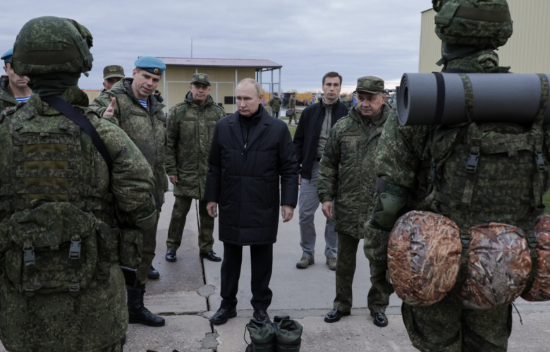 Владимир Путина  во время визита на полигон, где обучаются мобилизованные