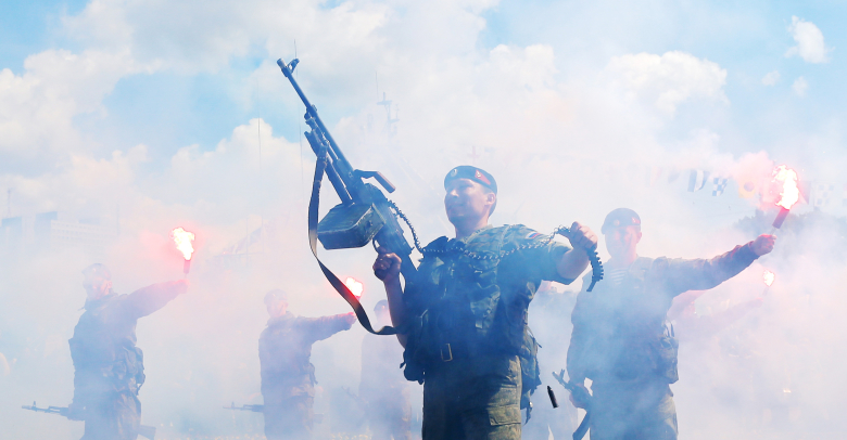 Военнослужащие во время военно-патриотической акции «Служба по контракту в Вооруженных силах – твой выбор!".