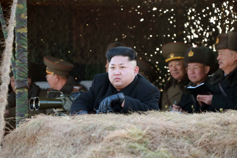 Ким Чен Ын во время учений северокорейской армии.