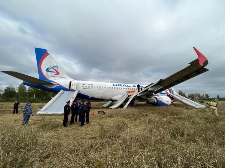 Самолет Airbus A320 «Уральских авиалиний» после аварийной посадки в поле
