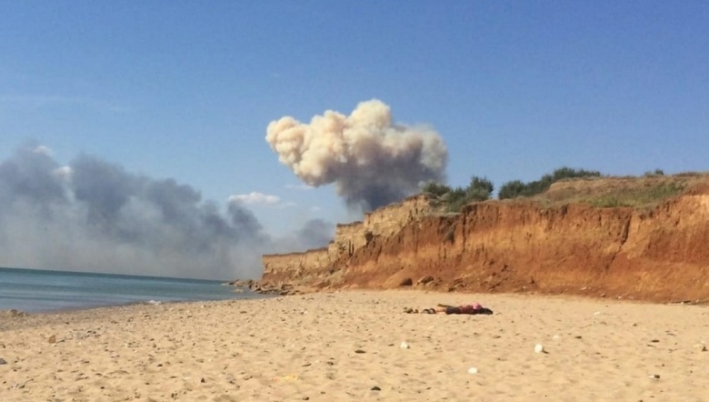 Дым от взрыва на авиабазе Саки, Крым