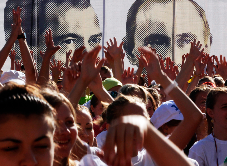 Участники Всероссийского молодежного форума «Селигер», на общем сборе.