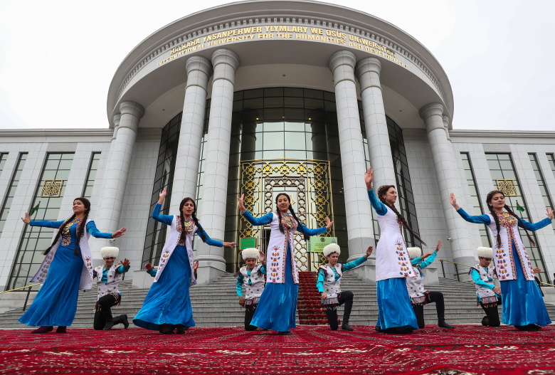 Развлекательная программа в день выборов президента Туркменистана. Фото: Валерий Шарифулин / ТАСС