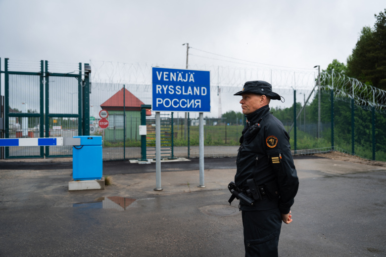 Капитан Йоуко Киннунен, начальник пограничного отряда уезда Кайнуу, стоит у недавно возведенного ограждения на границе с Россией на пограничном переходе «Вартиус». Кухмо, Финляндия, 24 июня 2025 года