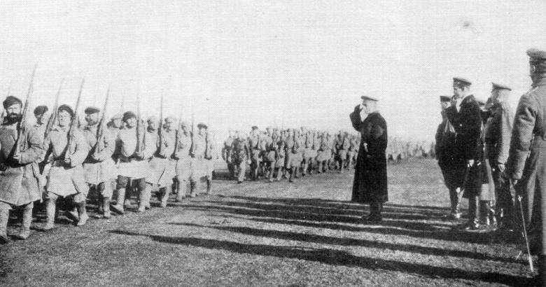 Александр Колчак принимает парад. Близ Тобольска, 1919 года. Фото: wikipedia.org