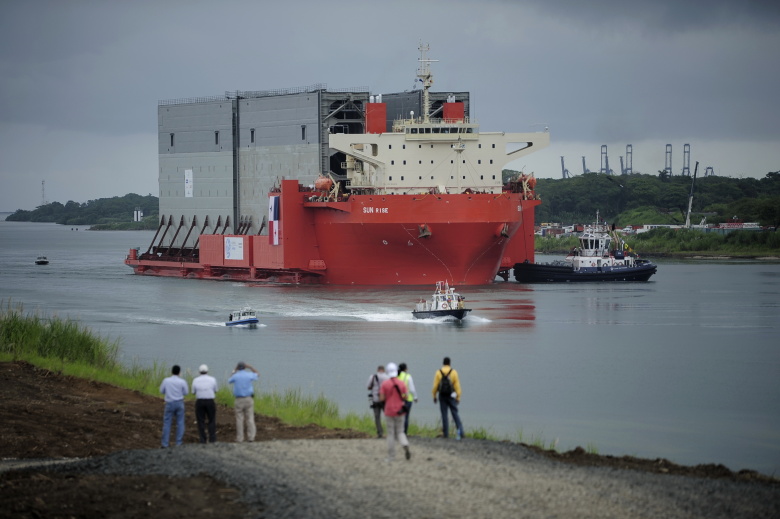Южно-корейское судно в Панамском канале. Фото: Mauricio Valenzuela / Global Look Press