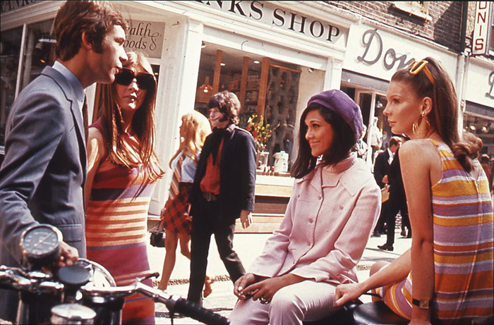 «Свингующий Лондон»: компания модов на лондонской Карнаби-стрит, 1966. В кадр попали и обязательные атрибуты субкультуры — итальянские мотороллеры Vespa или Lambretta