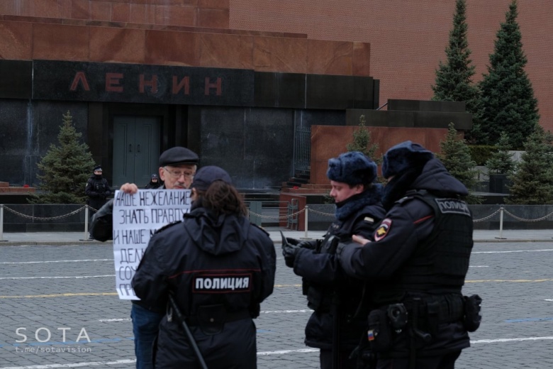 Задержание Олега Орлова, члена совета ликвидированного Правозащитного центра «Мемориал», вышедшего в антивоенный пикет, 10 апреля 2022 года
