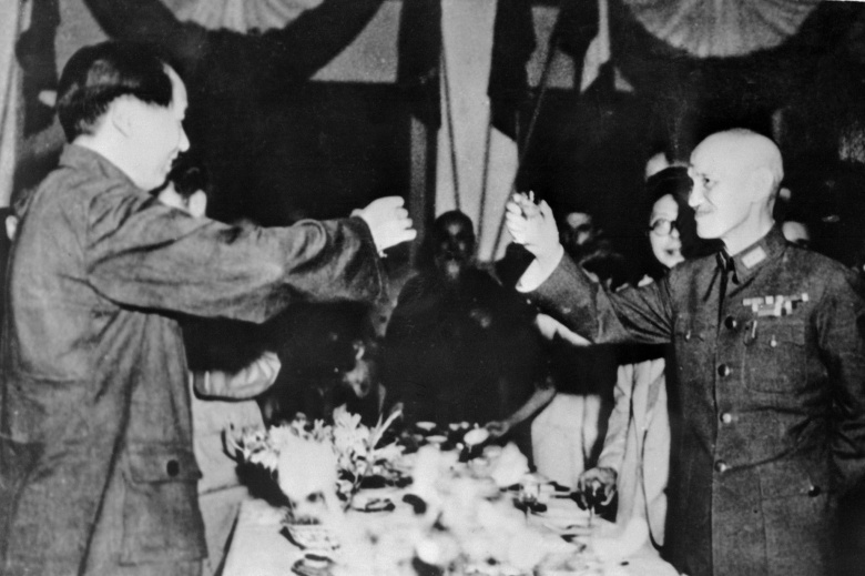 Мао Цзэдун и Чан Кайши отмечают победу над Японией, Чунцин, Китай, сентябрь 1945 года