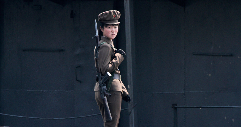 Северокорейский солдат стоит на страже.