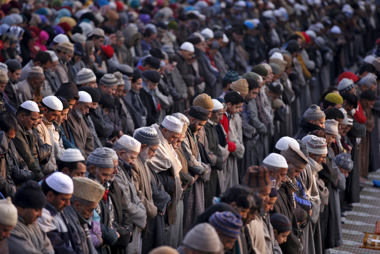 Кашмирские мусульмане во время молитвы