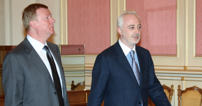 Новый и бывший главы государственной корпорации «Роснанотех» Анатолий Чубайс и Леонид Меламед.