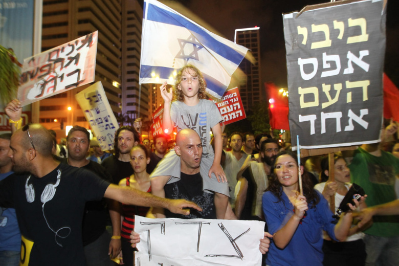 Марш израильтян в Тель-Авиве 30 июля 2011 года в знак протеста против роста цен на жилье и социального неравенства в Израиле