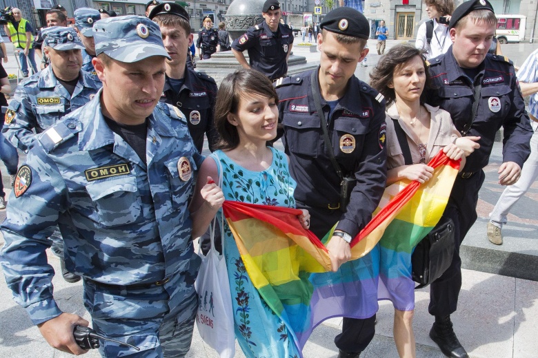 Задержания ЛГБТ-активисток на несанкцианированной акции, 2013 год. На фото: Елена Костюченко