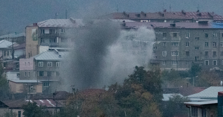 Взрыв на одной из улиц города в Нагорном Карабахе. Фото: Станислав Красильников/ТАСС