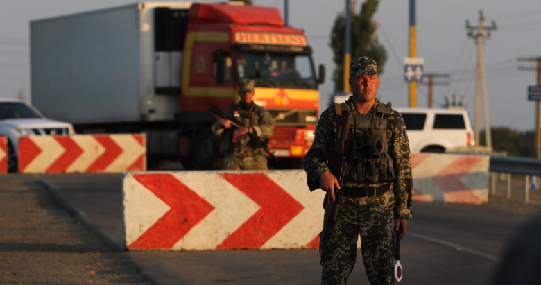 Активисты "Правого сектора" заблокировали трассу, соединяющую Украину и Крым.