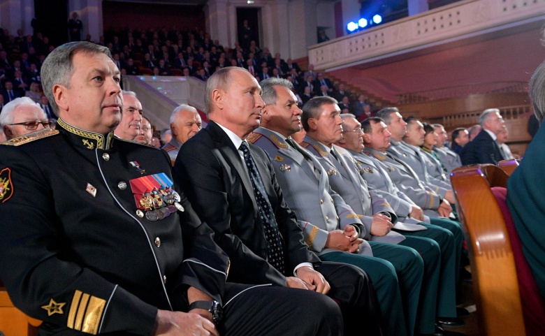 Глава ГРУ Игорь Костюков (слева) рядом с Владимиром Путиным